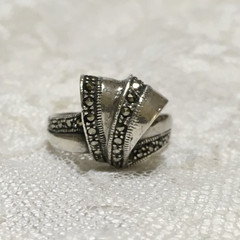 Vintage Sterling Silver Ring Womens Sz 8.25 Ribbon Bow design Marcasite Accents