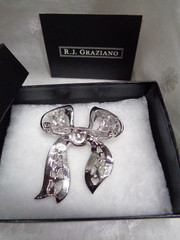 Estate Jewelry R.J. GRAZIANO Silvertone RIBBON BOW Austrian Crystals Brooch Pin