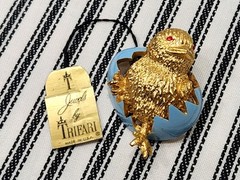 Vintage Brooch, “Easter Chick” Gold Tone (Blue) – Crown TRIFARI (c. 1955-1969)