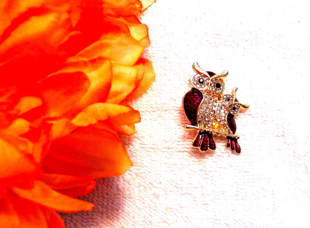 CLASSIC PIN BROOCH OWL AND BABY SOLITARY NOCTURNAL BIRD OF PREY RHINESTONES K13