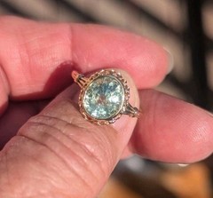 Vintage 10 K Yellow Gold Ring with lime green tourmaline Size 7