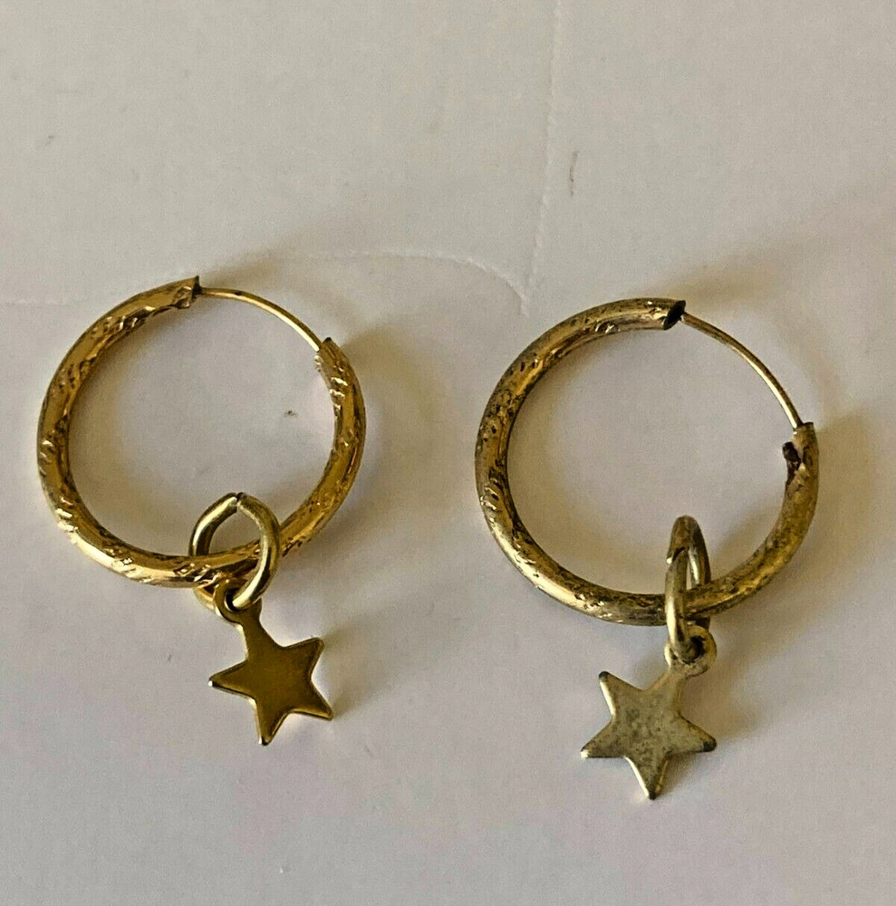 Earrings Vintage Gold Tone Wire Hoops with star charms 5/8″