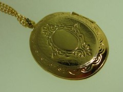 LOVELY VINTAGE 1960’S ERA PICTURE LOCKET NECKLACE!