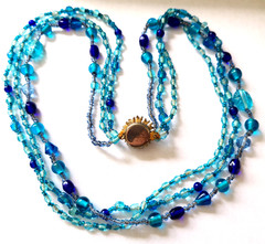 VINTAGE STUNNING GOLD TONE 3 STRAND AQUA BLUE GLASS NECKLACE
