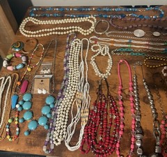 Over 9 Pounds Of Over 71 Individual Necklaces That Are Mostly Beaded And Vintage