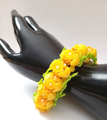 Vintage Women’s Stretch Bracelet UV Glow Multicolor Lucite Plastic Flower Leaves
