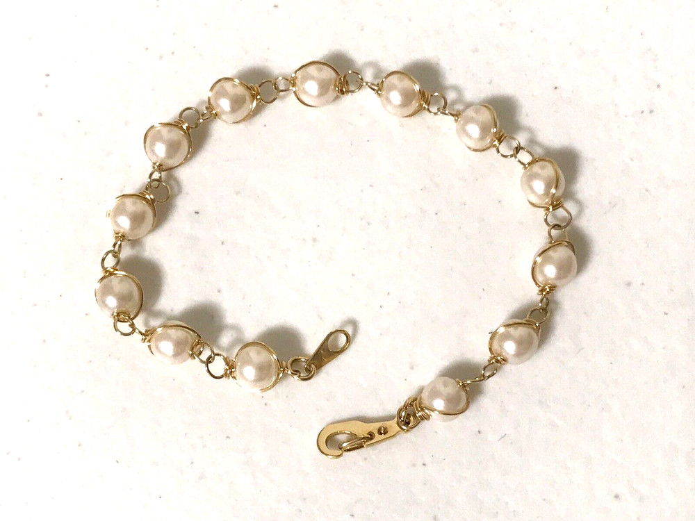 Beautiful Delicate Gold Tone Wrapped Faux Pearls Bracelet 7″ Costume Jewelry