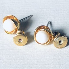 VTG POST EARRINGS SIGNED MONET SMALL WHITE CAB CENTERED IN GOLD TONE PETALS