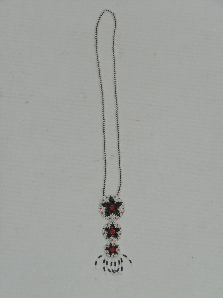 VINTAGE LEATHER BACK NATIVE AMERICAN HAND MADE STAR MEDALLION SEED BEAD NECKLACE
