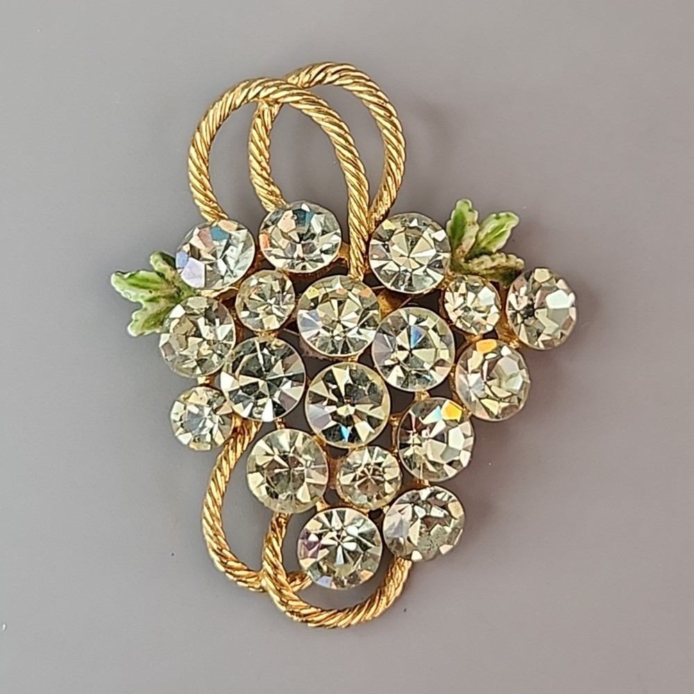 Vintage Rhinestone Grape Brooch Yellow Green Glass Gold Tone Fruit Pin 2.25″
