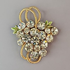 Vintage Rhinestone Grape Brooch Yellow Green Glass Gold Tone Fruit Pin 2.25″