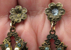 VTG UNUSUAL Off white faux pearl 1 rhinestone mis blue gold tone FLOWER Earring