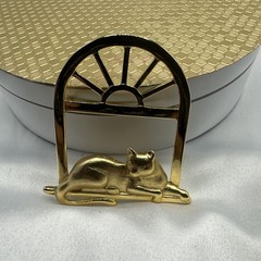 Vintage JJ CAT ON THE WINDOW gold toned brooch. See pics. Signed.