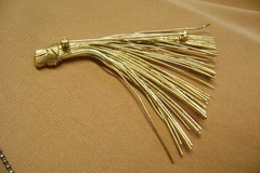 VINTAGE WISK /BRUSH/BROOM WIRED 2.5″ LENTH GOLD TONE BROOCH