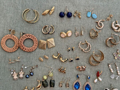 LOT OF 100+ VINTAGE GOLD TONE EARRING PAIRS FOR PIERCED EARS N189