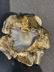 VINTAGE IVANA TRUMP SIGNED FROSTED WHITE FLOWER BLACK ENAMEL BROOCH PENDANT