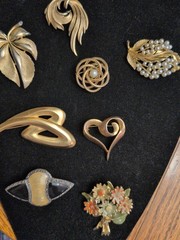 Vintage Trifari , Lisner, Gold Tone Brooches Lot of 8. 4 (Signed)