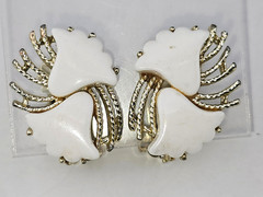 Vintage White Thermoset Lucite Flower 7″ Bracelet Clip Earring Set Gold Tone