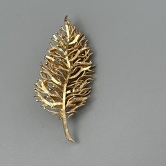 Coro Brooch Signed Textured Feather Leaf 1960’s Gold Tone Layers beautiful