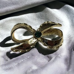 Gerry’s Bow Brooch Pin Green Rhinestone Gold Tone Tied Ribbon Vintage Dainty