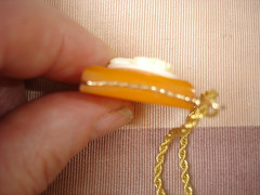 Vintage 1 In. Butterscotch BAKELITE Shell CAMEO Pendant Gold Tone Chain Necklace