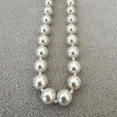 Vtg Simulated Pearl 9.8 mm 21″ Necklace with Gold Tone Filigree Clasp