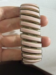 Vintage Gold Tone 1950’s Expansion Thermoset Plastic Pink Bracelet One Size