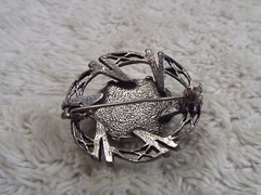 Silvertone Green Speckled Glass Stone Pin (A26)