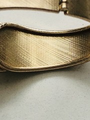 VTG SARAH COVENTRY HINGED SHINY/TEXTURED GOLDTONE CLAMPER BYPASS BANGLE BRACELET