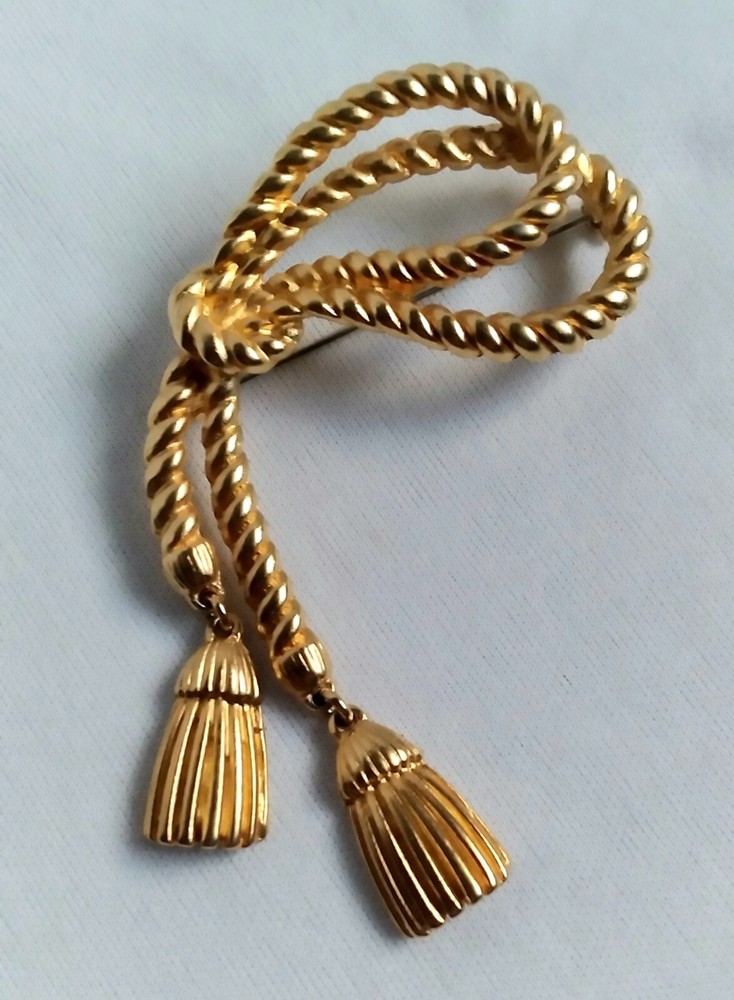 Vintage Knotted Cable Rope Double Dangle Tassel Charms Gold Tone Brooch Unsigned