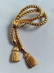 Vintage Knotted Cable Rope Double Dangle Tassel Charms Gold Tone Brooch Unsigned
