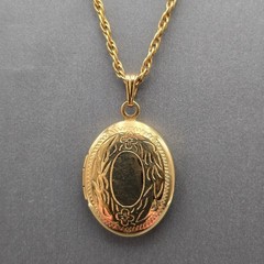 Vintage Hallmark Cards Locket Pendant Necklace 18″ Gold Tone Rope Chain