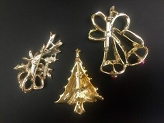 Christmas Pin Lot Signed GERRYS Gold Tone Tree Bells Poinsettia & Bow Vintage