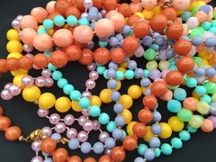 7 LOT A VINTAGE ESTATE COLORFUL MIXEED VARIETY BEADED STRUNG NECKLACES 1 KNOTTED
