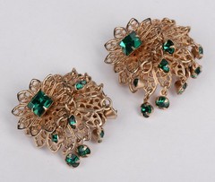 Vintage Green Rhinestone Filigree Clip On Earrings Gold Tone 1.03″