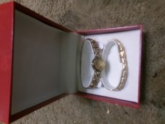 VINTAGE LADIES GOLD PLATED WATCH MATCHING BRACLET NEW IN BOX BATTERY UNBRANDED