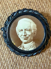 Pope Leo XIII, Round 2cm Photo Portrait c1900 Brooch Pin, Black Wreath Edge