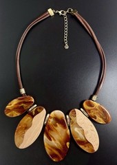 C 1946 Marbled Acrylic/Wood Ovals Faux Leather Cord Statement Gold Tone Necklace