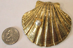 Vtg 2 pc Jewelry Set HOBE’ Large Gold Tone Shell w/Faux Pearl Pin/Pendant &ER’s