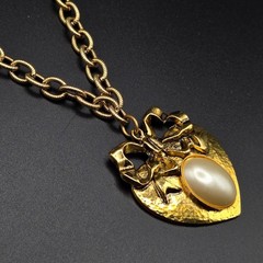 Vintage Gold Tone Hammered Heart Bow Faux Pearl Pendant Necklace 24 Inch Chain