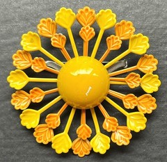 vtg YELLOW & ORANGE DAISY PIN. 3 Petal Layers. Enamel & Metal. 2.5″. 1960s MOD