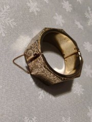 BEAUTIFUL VINTAGE HOBE SIGNED GOLD HINGE ENGRAVED BRACELET