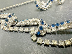 VINTAGE 16.5″ BLUE & CLEAR RHINESTONE NECKLACE + SCREW BACK EARRINGS N747