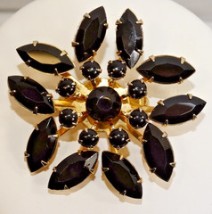 C25 VINTAGE RHINESTONE FLOWER BROOCH JET BLACK STONES PRONG SET UNSIGNED