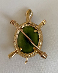 VINTAGE DESIGNER KARBRA 3.00ct JADE 14K YELLOW GOLD TURTLE BROOCH PIN 6 GRAMS