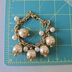 Vintage Napier Gold Tone Dangle Faux Pearls Charms Rope Chain Bracelet 7″ Wrist