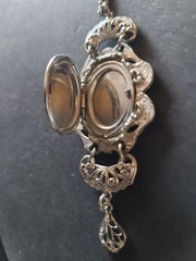 Vintage Silver Tone Filigree Locket Pendant Photo Necklace with 17 Inch Chain