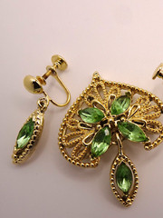 Vintage Peridot Green Rhinestone Gold Tone Brooch Pin Screw Dangle Earrings Set