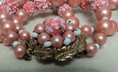 VINTAGE MARVELLA 3 STRAND BRACELET ORNATE CLASP PEARLS SPECKLED SUGAR BEADS