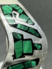 VINTAGE MEXICO STERLING SILVER & MALACHITE HINGED BANGLE BRACELET M110